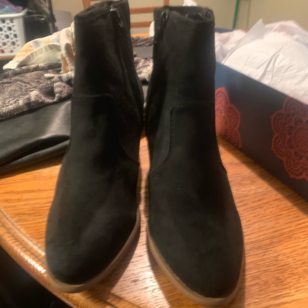Carlos Santana Rowan, Black booties